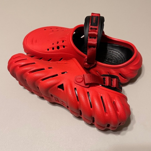 NEW CROCS UNISEX ADULT VARSITY RED ECHO CLOG WORK/CASUAL SLIP RESISTANT W10 / M8 - Picture 1 of 5